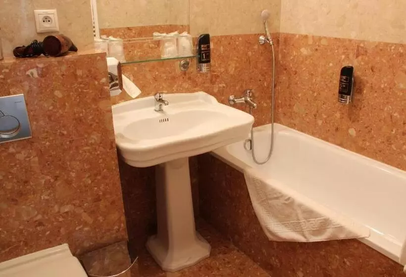 اتاق لوکس سه تخته, Luxury Garni Hotel Brix