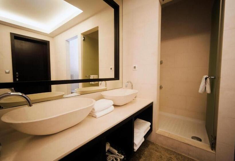 جناح جونيور ديلوكس, Residence