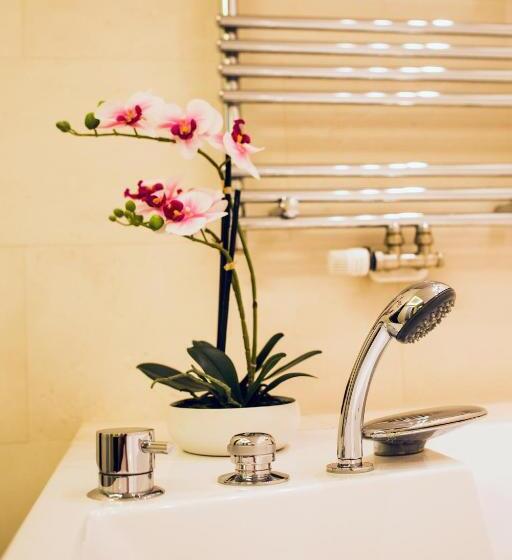 جناح جونيور ديلوكس, Residence