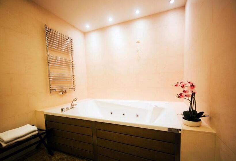 جناح جونيور ديلوكس, Residence