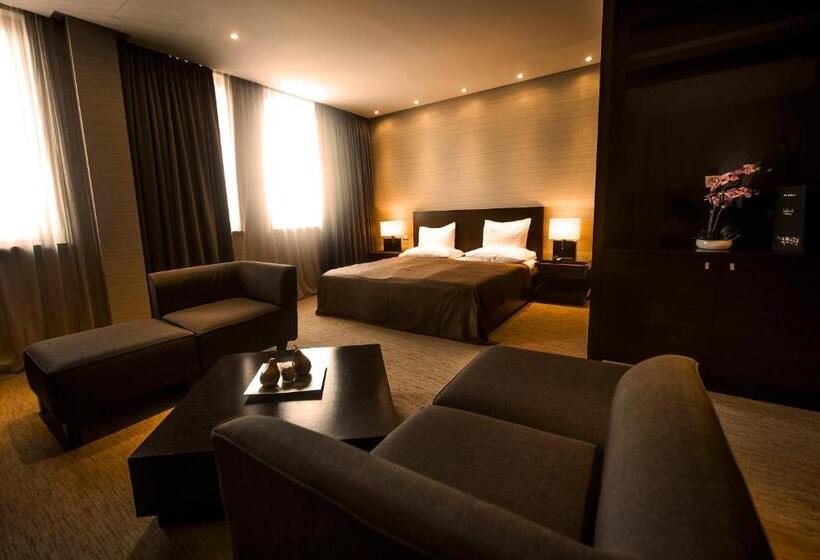 جناح جونيور ديلوكس, Residence