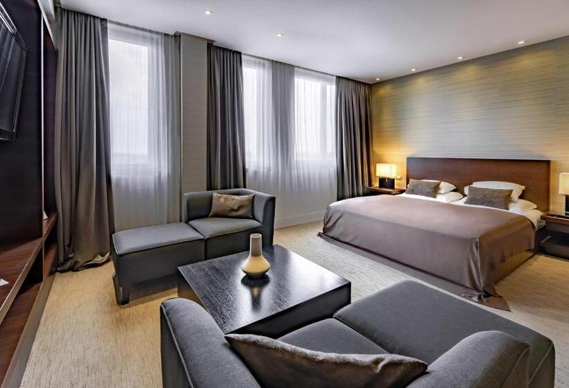 جناح جونيور ديلوكس, Residence