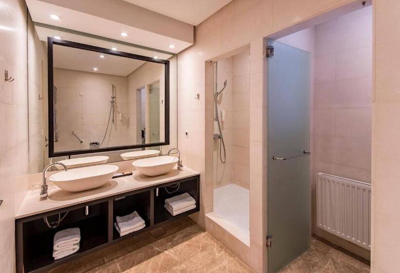 جناح جونيور ديلوكس, Residence