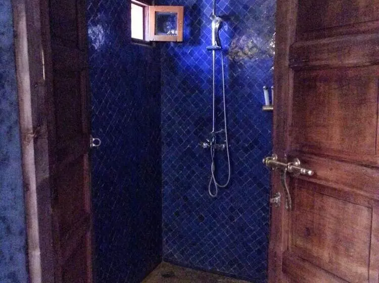 سوئیت با چشمانداز, Riad Tara