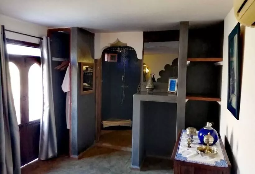 سوئیت با چشمانداز, Riad Tara