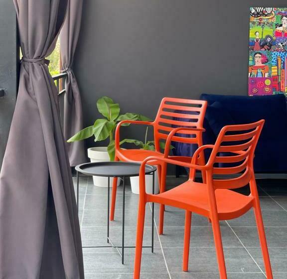 اتاق خانوادگی, უცხო Utskho