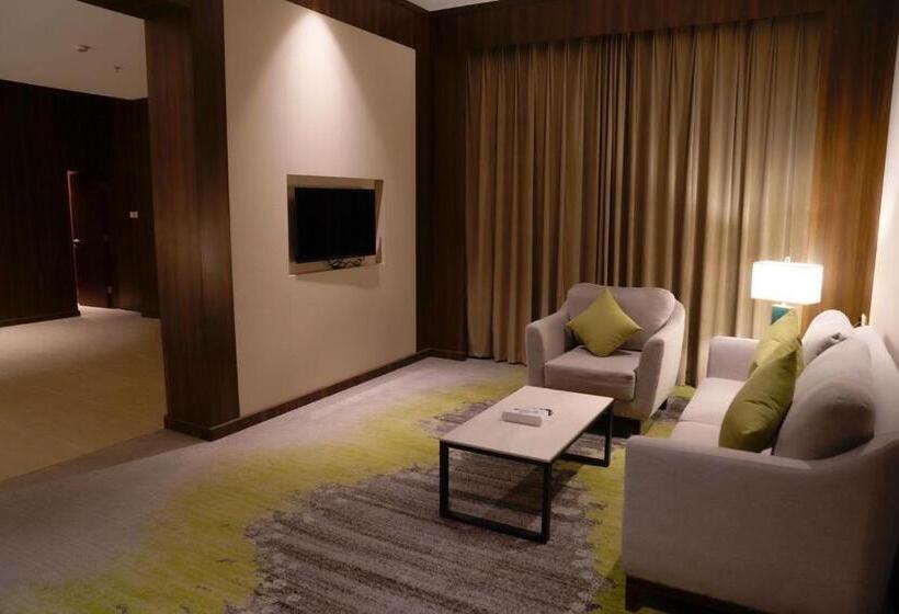 סוויטה אקזקיוטיב, Azar