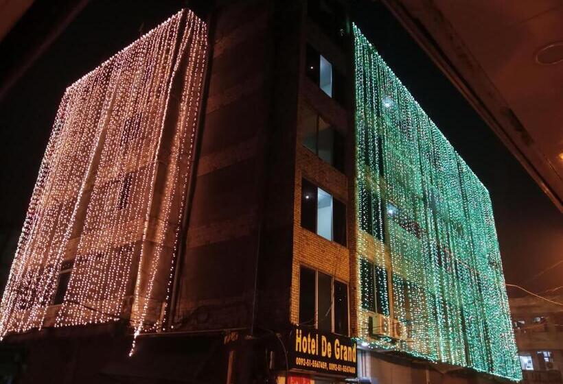 اتاق خانوادگی, De Grand