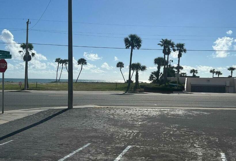 إستوديو ديلوكس, 1915 Beach Club