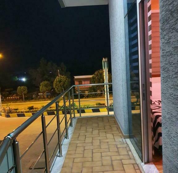 带阳台的豪华间, Kompleksi Gjoni