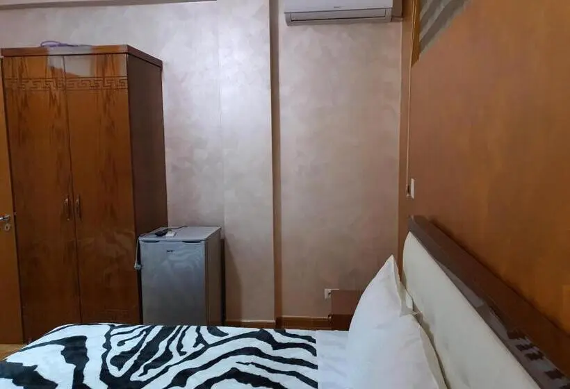 اتاق لوکس با بالکن, Kompleksi Gjoni