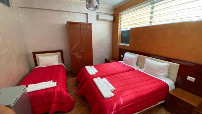 标准三人间, Kompleksi Gjoni