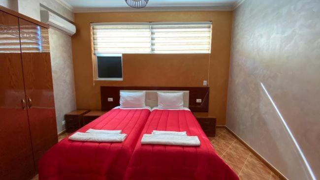 标准三人间, Kompleksi Gjoni