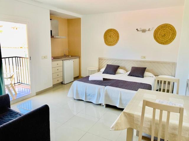 스탠다드 발코니 스튜디오, Lliteras