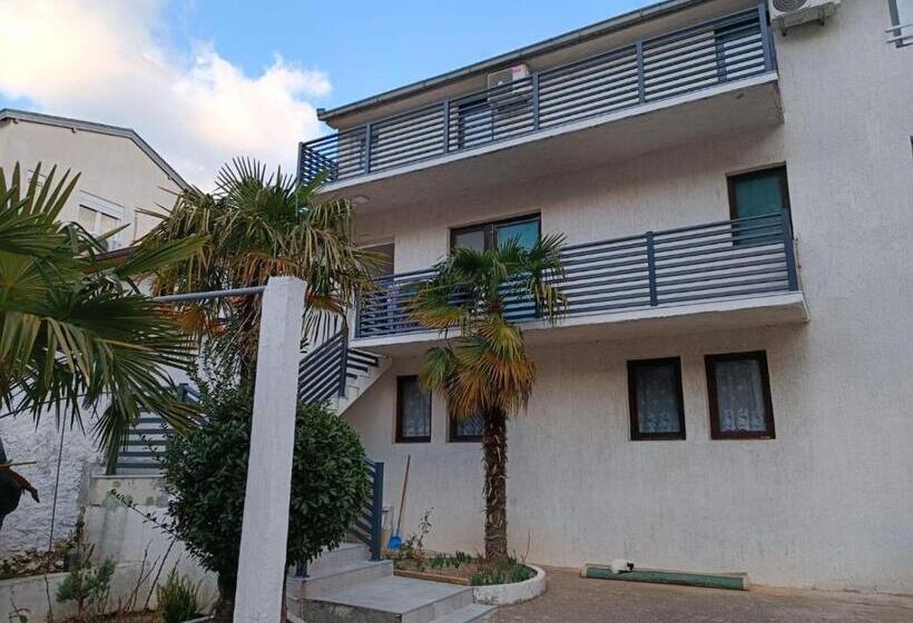 اتاق لوکس با بالکن, Apartments Daris