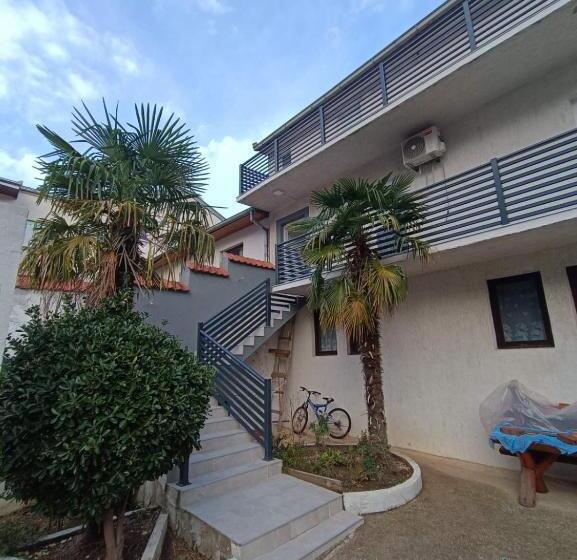 اتاق لوکس با بالکن, Apartments Daris