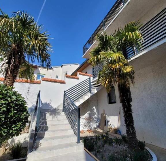 اتاق لوکس با بالکن, Apartments Daris