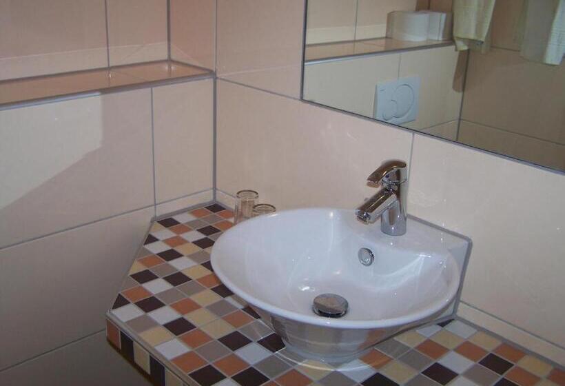 コンフォートルーム, Restaurant Laux