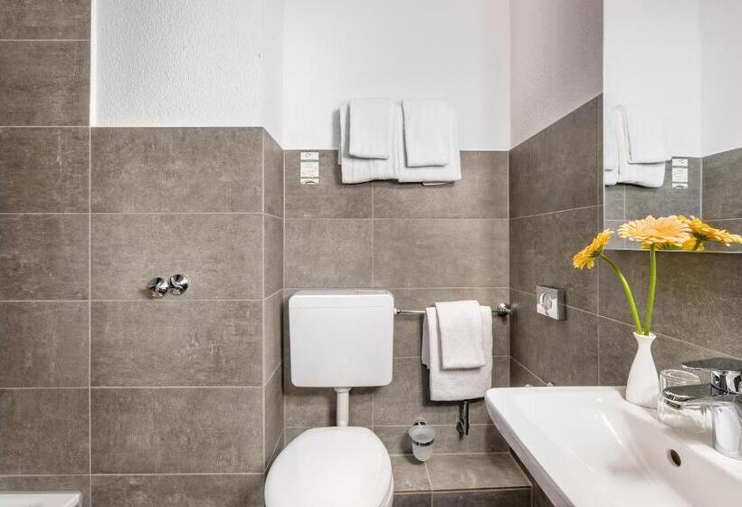 家庭间, Signature Hotel Astoria