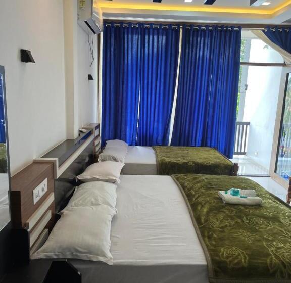 家庭套房, Dakshinakasi Guest House