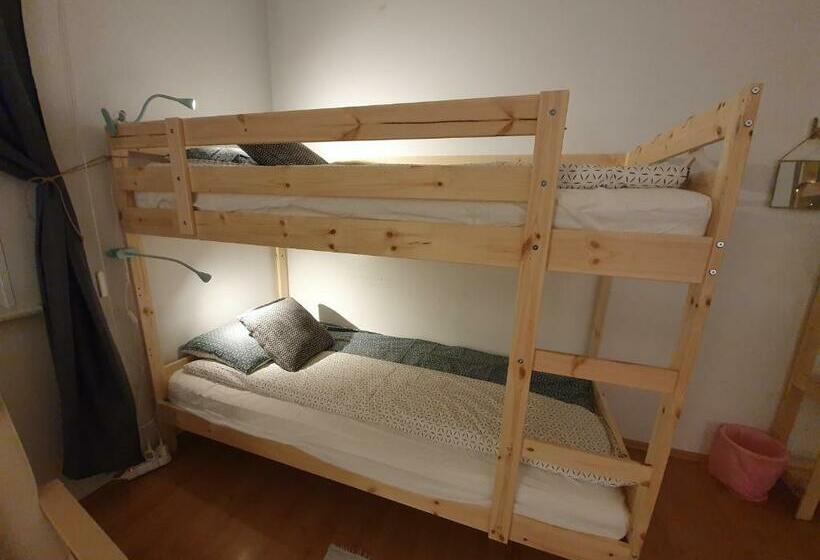 اتاق استاندارد چهار تخته, Surf Inn