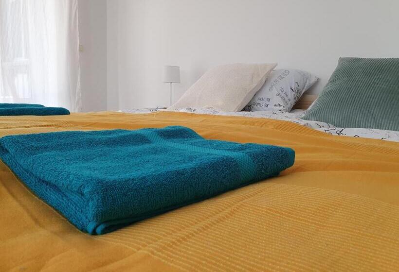 اتاق استاندارد چهار تخته, Surf Inn