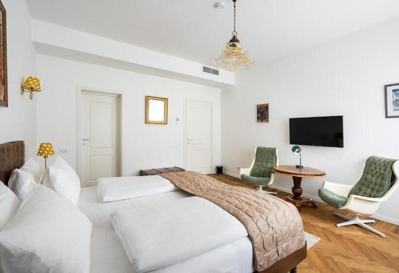 اتاق لوکس با بالکن, Nobel Boutique