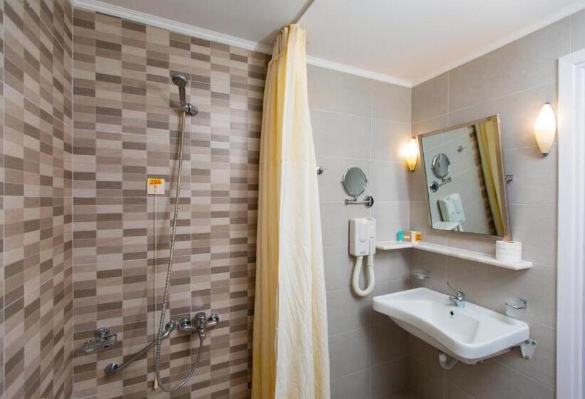 اتاق استاندارد سه تخته با چشم‌انداز استخر, Anita Beach Hotel  Adults Only