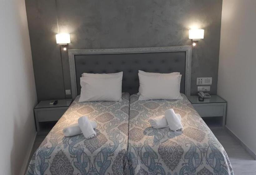 חדר סטנדרט לשלושה עם נוף לבריכה, Anita Beach Hotel  Adults Only