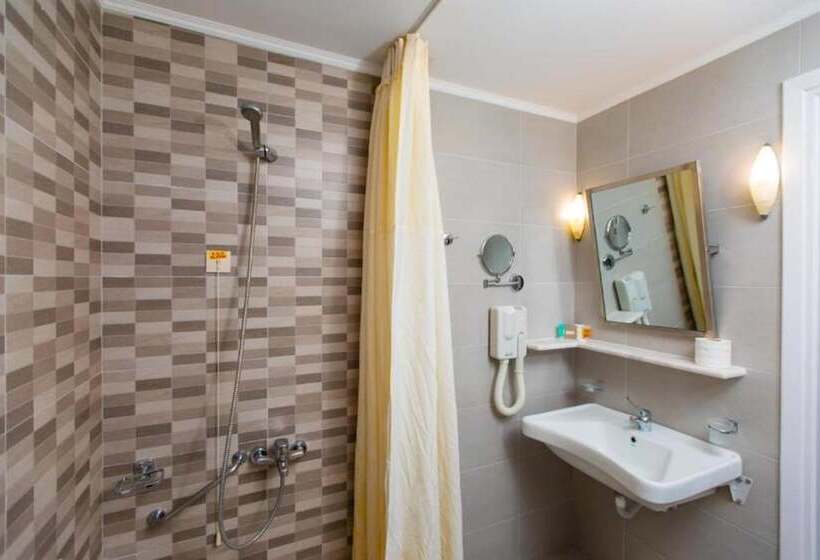 חדר סטנדרט לשלושה עם נוף לבריכה, Anita Beach Hotel  Adults Only