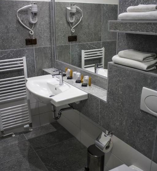 标准三人间, Continental