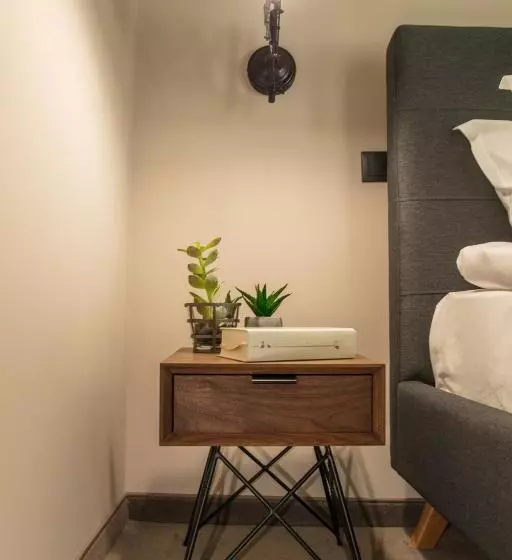 سوئیت جونیور با تراس, Reverence Boutique