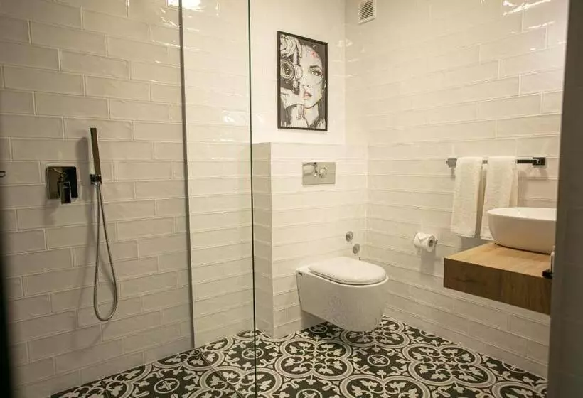 اتاق دوبلکس, Reverence Boutique