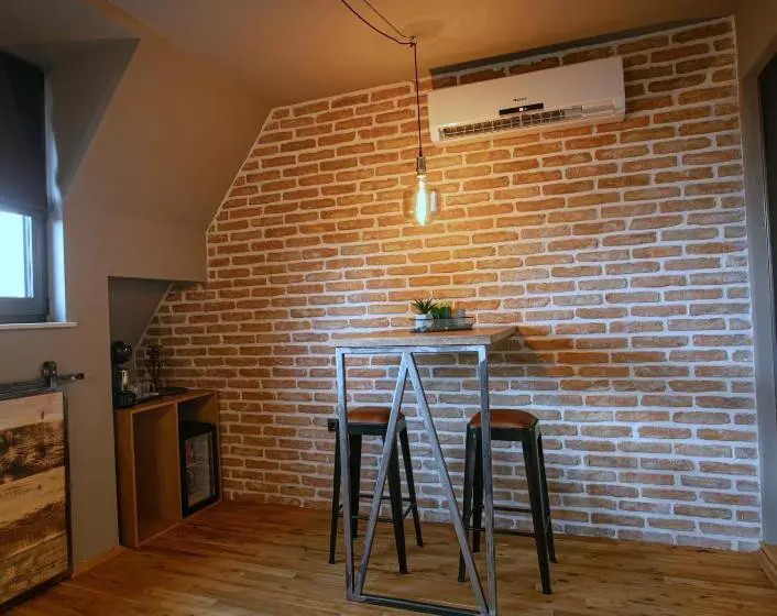 اتاق دوبلکس, Reverence Boutique