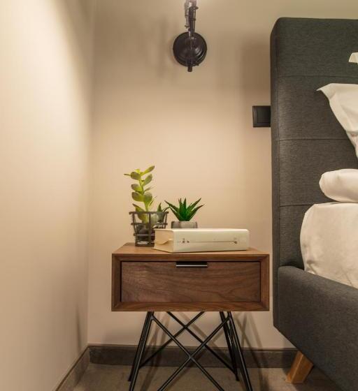 주니어 스위트, Reverence Boutique