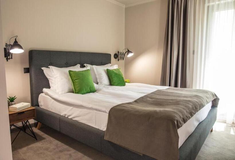 주니어 스위트, Reverence Boutique