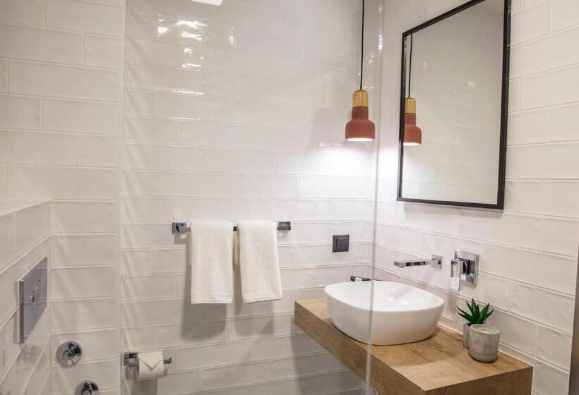 주니어 스위트, Reverence Boutique