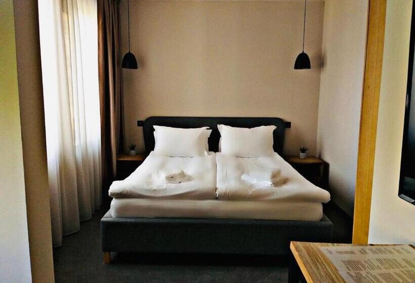 주니어 스위트, Reverence Boutique