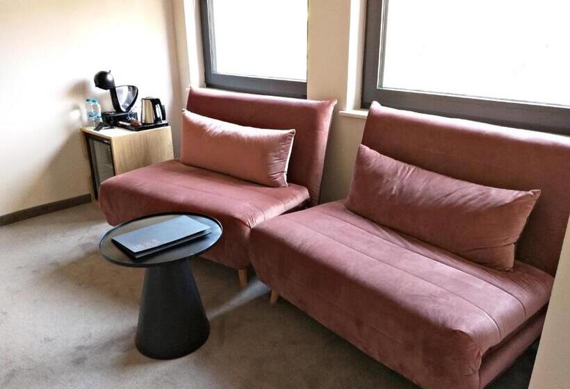 주니어 스위트, Reverence Boutique