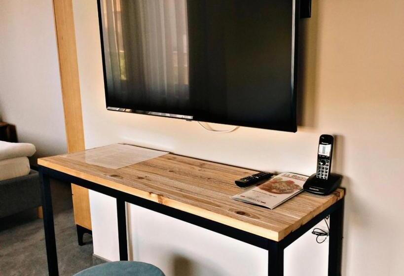 주니어 스위트, Reverence Boutique