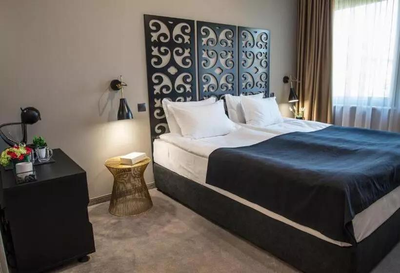 اتاق خانوادگی, Reverence Boutique