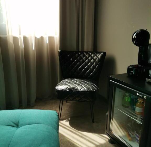 패밀리 룸, Reverence Boutique