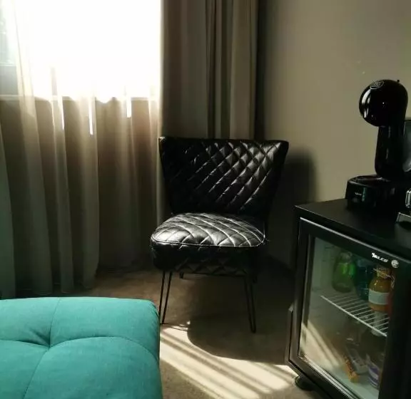 اتاق خانوادگی, Reverence Boutique