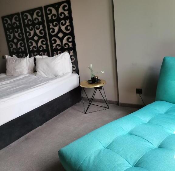 패밀리 룸, Reverence Boutique