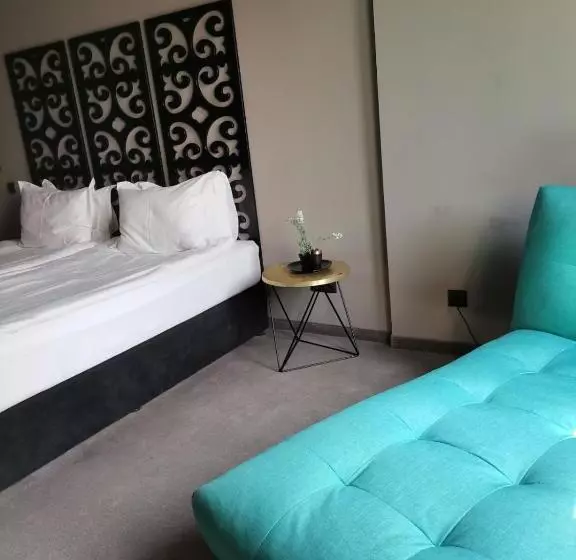اتاق خانوادگی, Reverence Boutique