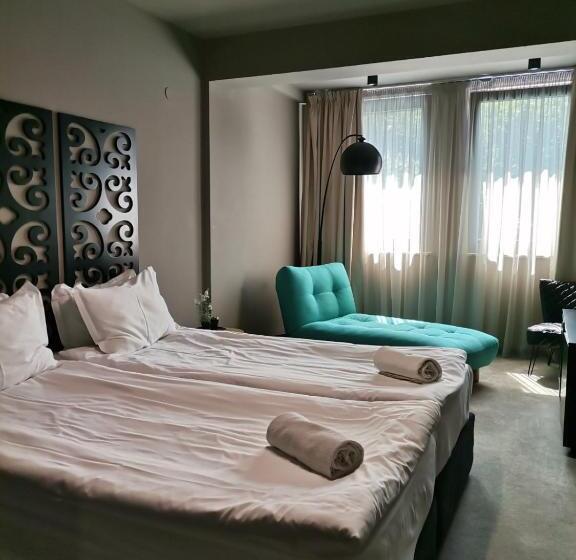 패밀리 룸, Reverence Boutique