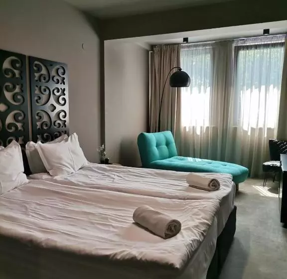 اتاق خانوادگی, Reverence Boutique