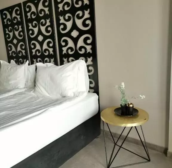 اتاق خانوادگی, Reverence Boutique