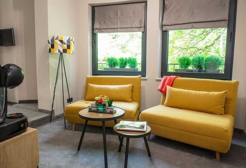סוויטת ג'וניור עם טרסה, Reverence Boutique