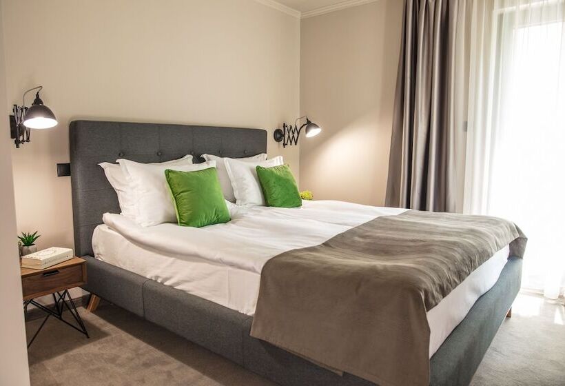 주니어 스위트, Reverence Boutique